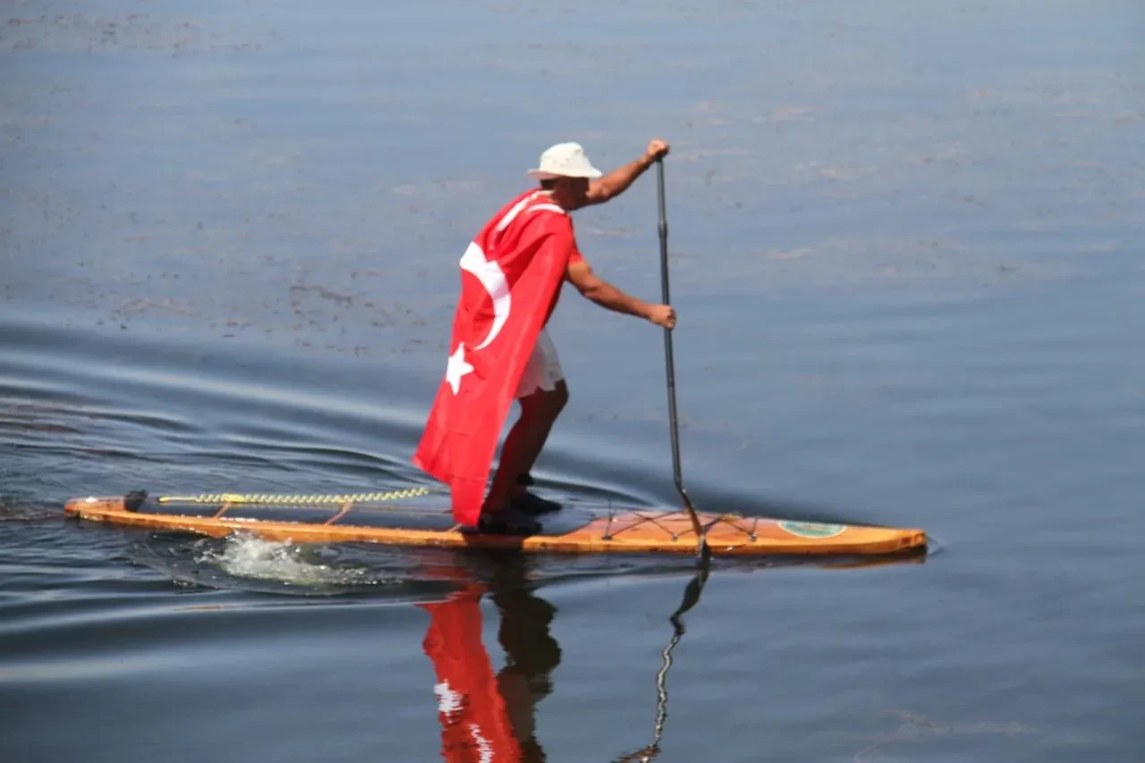Sporcular Beyşehir Gölü'nde SUP ile kuraklığa dikkat çekti