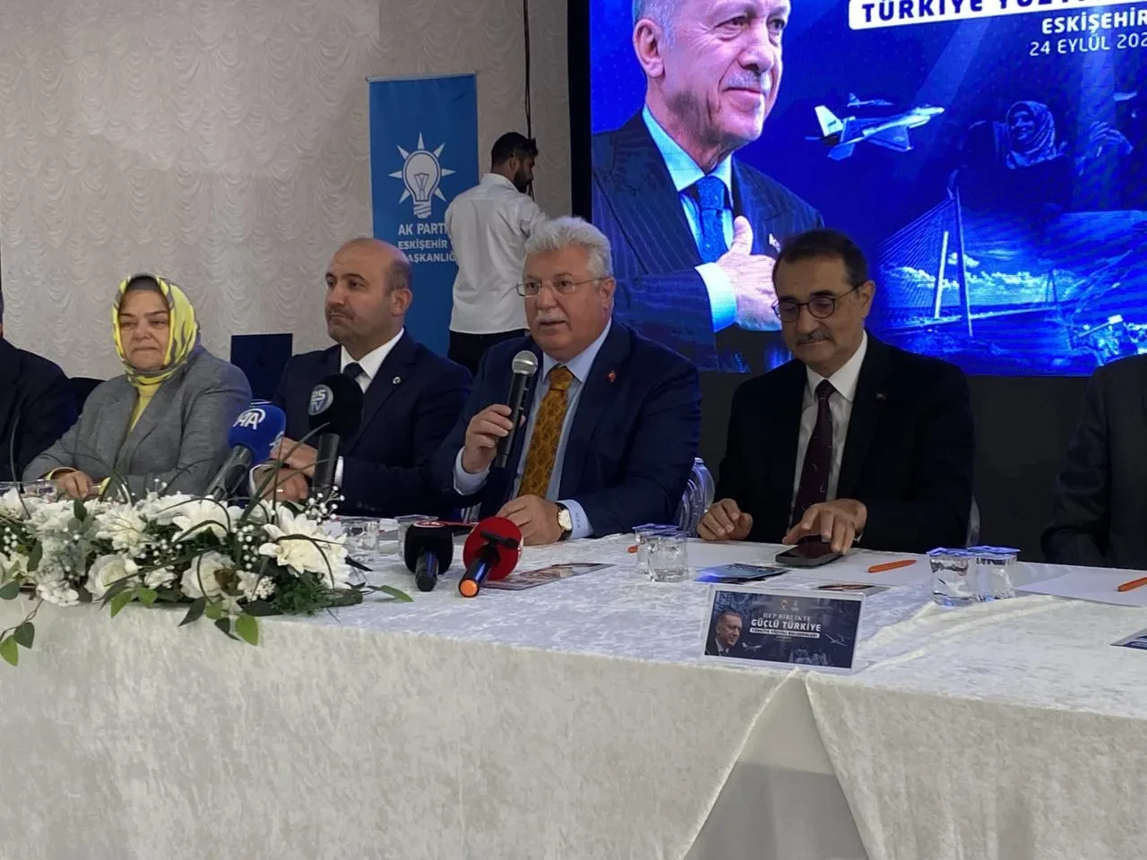 Ak Parti'li Akbaşoğlu CHP'de kargaşa ve koltuk kavgasını eleştirdi