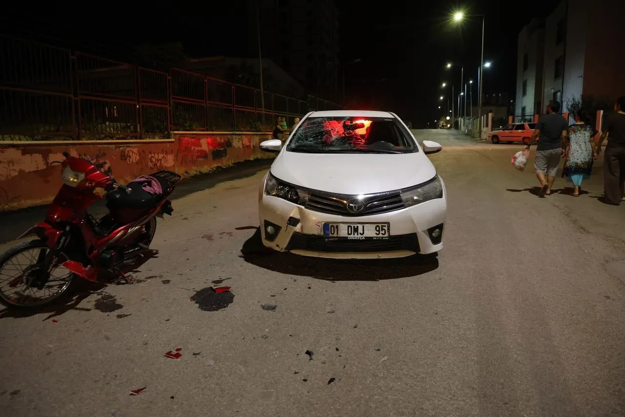 Adana'nın Kozan ilçesinde motosiklet ile otomobil çarpıştı 2 yaralı