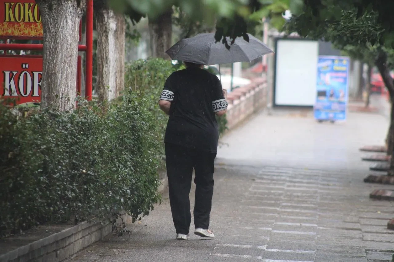 Aydın'da sağanak yağmur hayatı olumsuz etkiledi ve su birikintileri oluştu