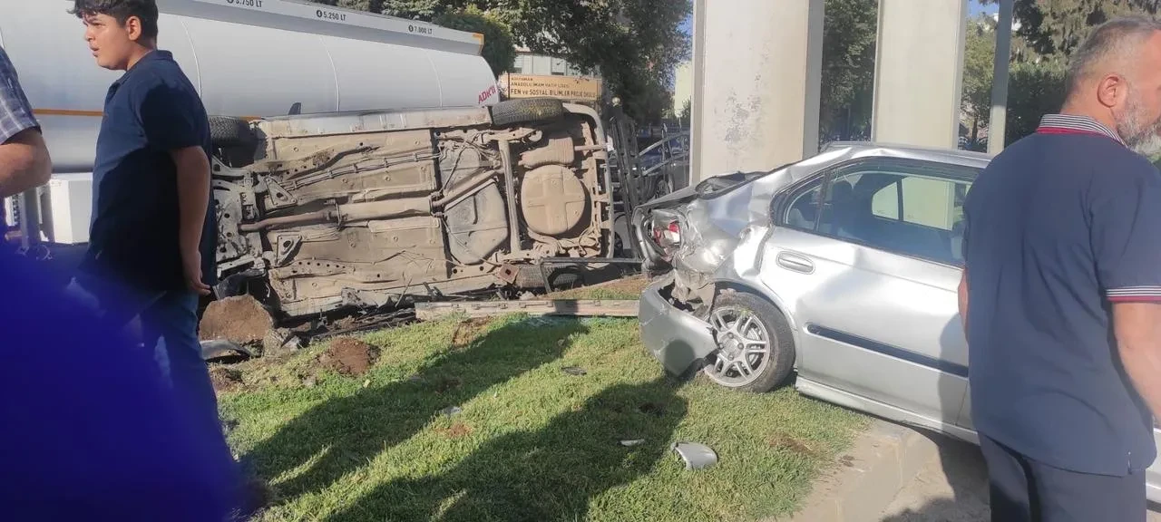 Adıyaman'da iki otomobil çarpıştı, bir araç takla attı