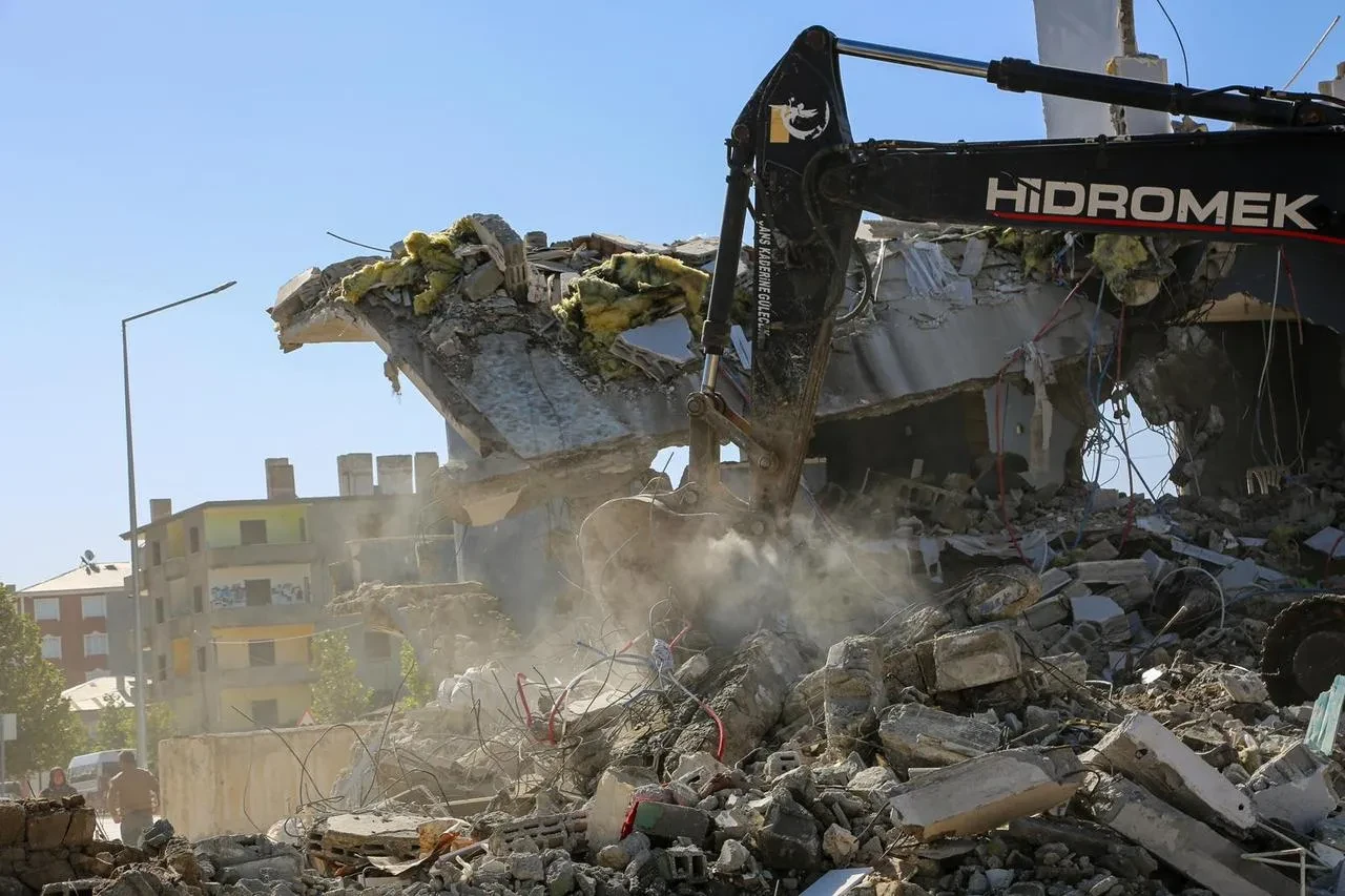 Van Büyükşehir Belediyesi Hatuniye Caddesi'ndeki yıkım çalışmalarına devam ediyor