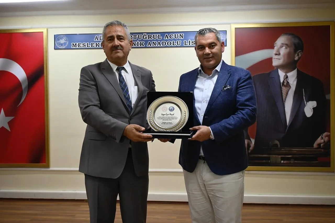 Kuşadası'nda hayırsever iş insanı Özel Ünsal'a eğitime destek plaketi verildi