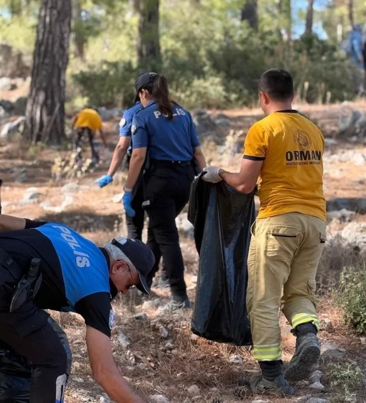 Bozyazı'da öğrenciler ve emniyet mensupları çöp toplama etkinliğine katıldı