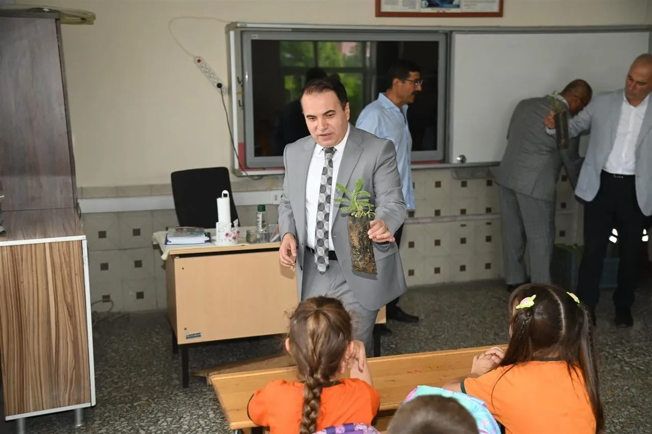 Anamur'da öğrencilere adaçayı, biberiye ve lavanta fidanları dağıtıldı