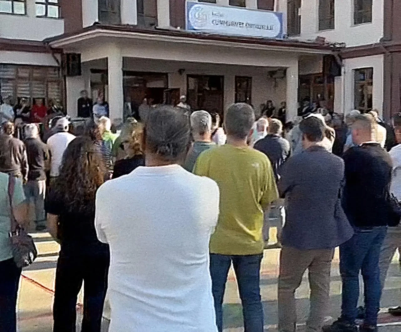 Bartın'da okul hizmetlisi Murat Bülbül için Cumhuriyet Ortaokulu'nda cenaze töreni düzenlendi