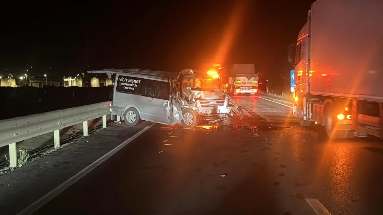Afyonkarahisar'da iş makinesine çarpan minibüs sürücüsü ağır yaralandı