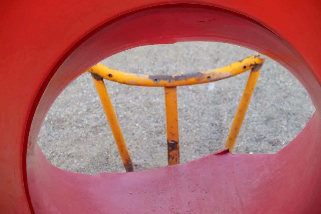 Eskişehir'de çocuk parkındaki kaydırağa dikilen demir korkuluk tehlike yaratıyor