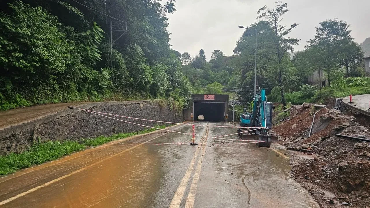 Arhavi'de heyelan riski nedeniyle tünel trafiğe kapatıldı