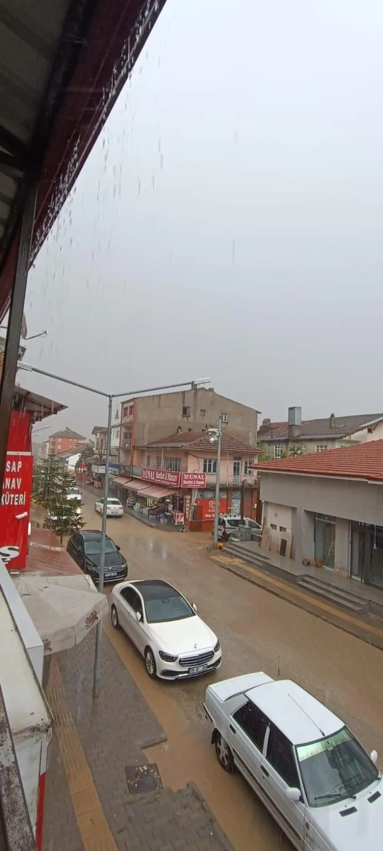 Eflani’de sağanak yağış yolları göle çevirdi