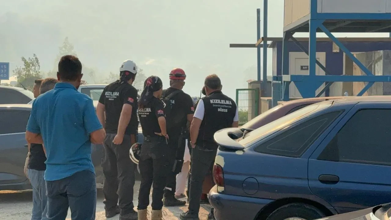 Düzce’deki Orman Yangınına Havadan Ve Karadan Müdahale Sürüyor