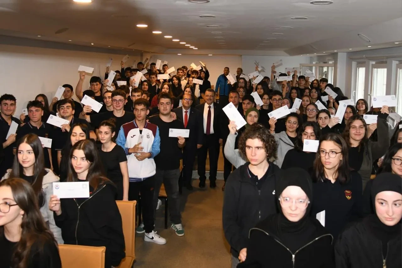 Trabzon Büyükşehir Belediyesi öğrencilere dijital eğitim seti dağıtıyor