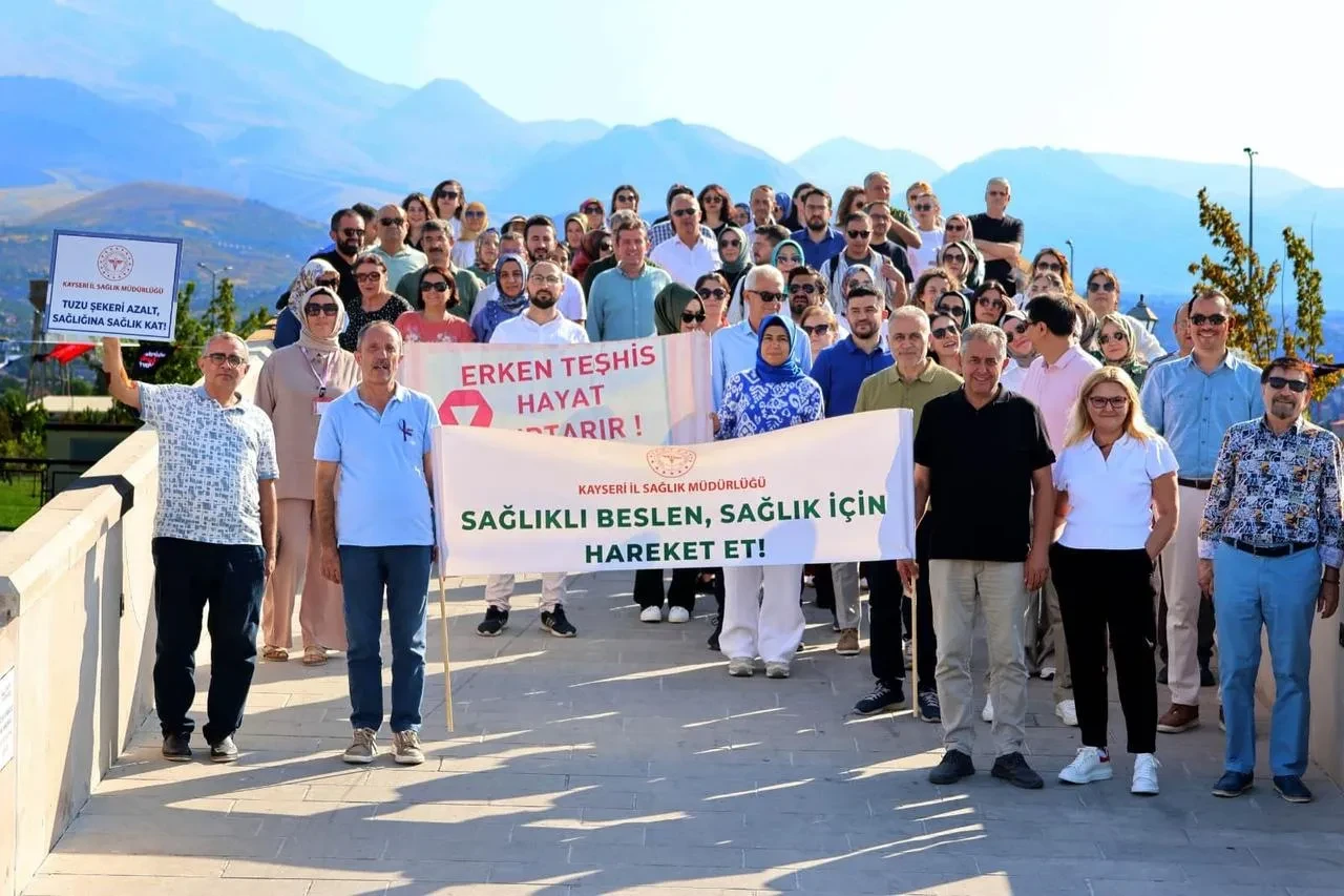 Kayseri’de Halk Sağlığı Haftası kapsamında Sağlıklı Yaşam Yürüyüşü düzenlendi.