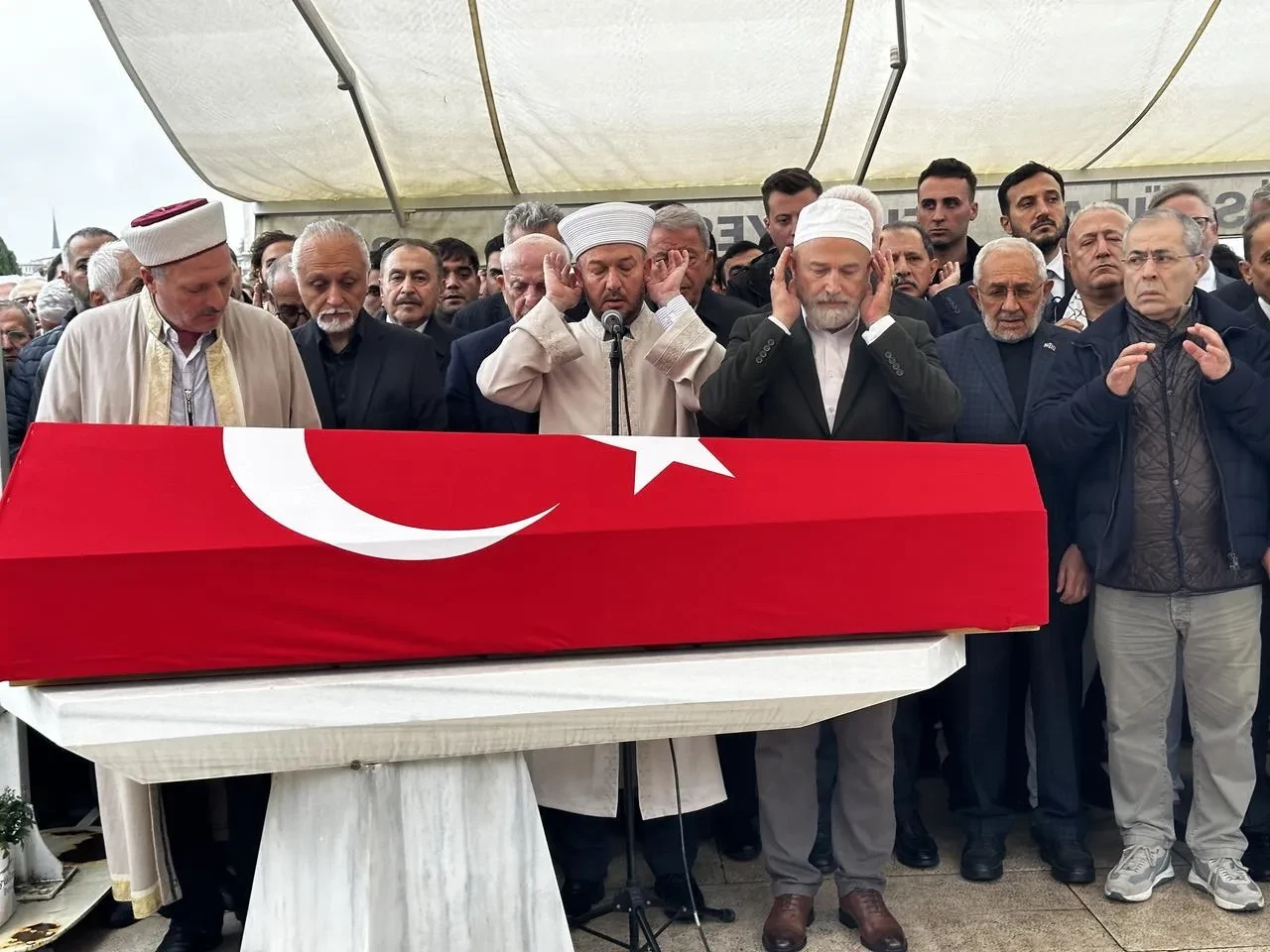 Yavuz Bülent Bakiler son yolculuğuna Sivas'ta uğurlandı