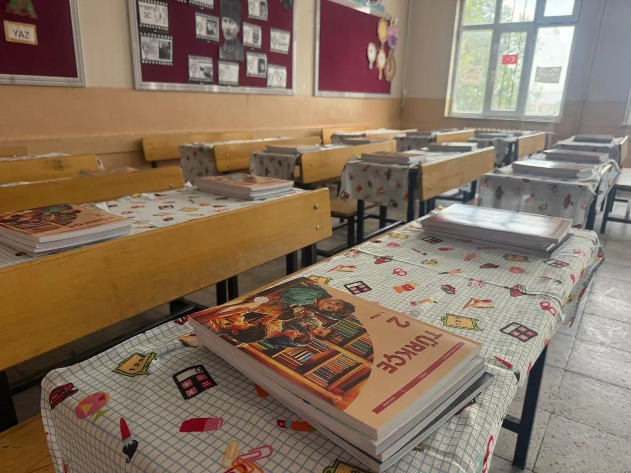 Iğdır'da Milli Eğitim Bakanlığı ücretsiz ders kitaplarını okullara dağıttı