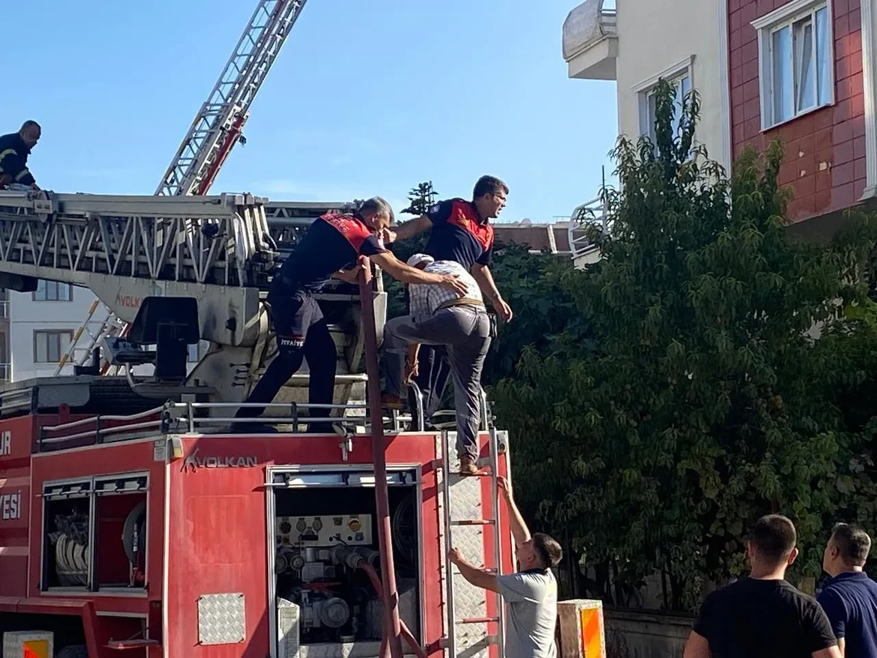 Burdur’da çatı yangınında mahsur kalan işçi itfaiye tarafından kurtarıldı.