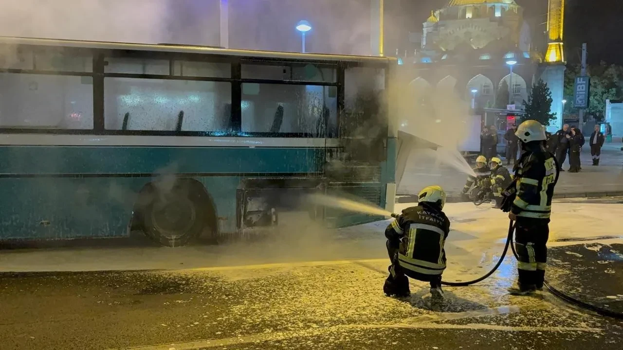Kayseri'de otobüs yangınına polis ekipleri müdahale etti