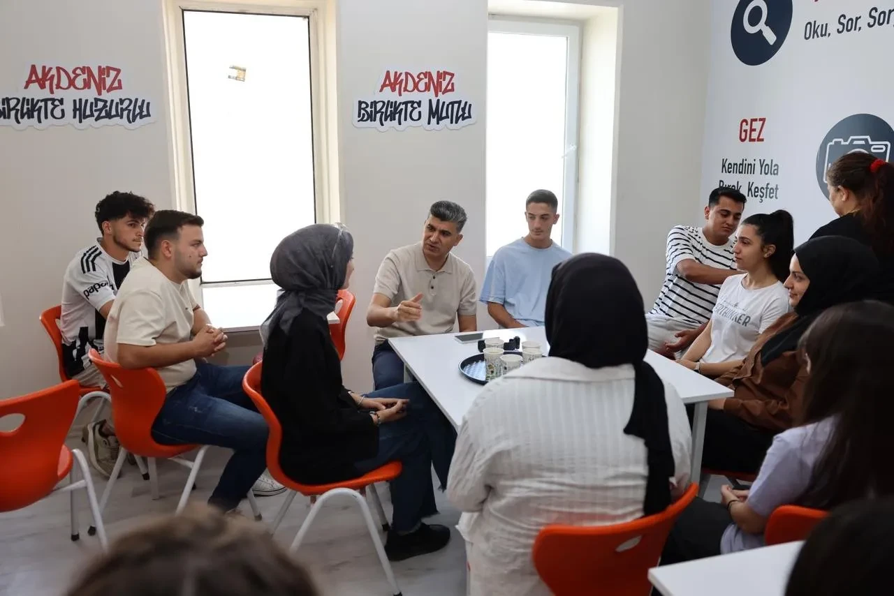 Akdeniz Belediyesi gençlere üniversite hazırlık eğitimi veriyor
