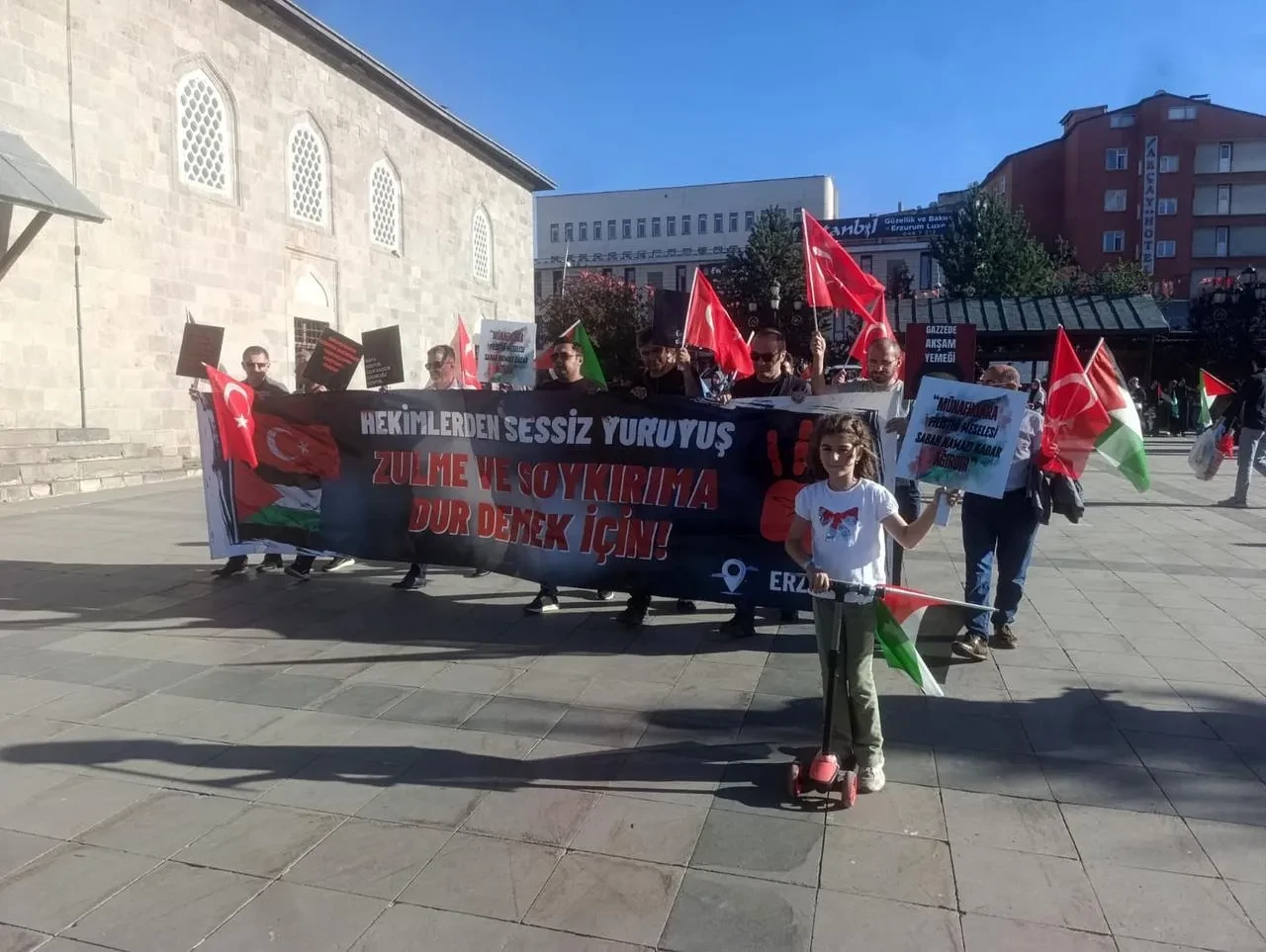 Erzurum’da sağlık çalışanları Gazze için sessiz yürüyüş düzenledi