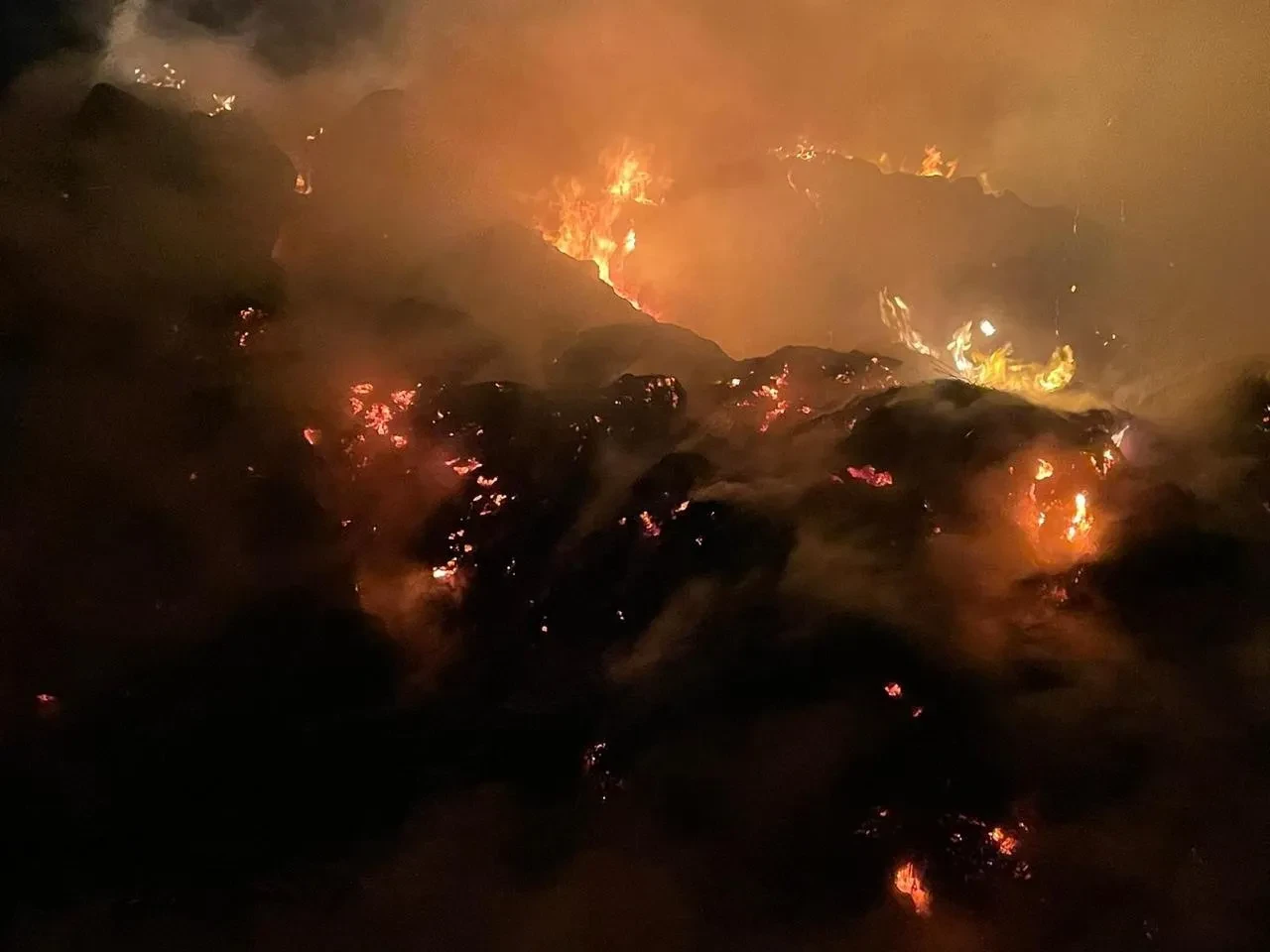 Burdur'un Çallıca köyünde 2 bin saman balyası yangında kül oldu