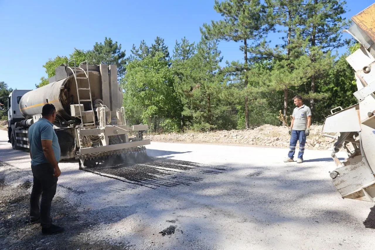 Bursa Büyükşehir Belediyesi Keles ilçesinde 10 km’lik yolu yeniledi