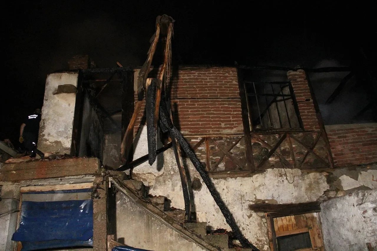 Kula’da Metruk Binada Çıkan Yangın Kontrol Altına Alındı