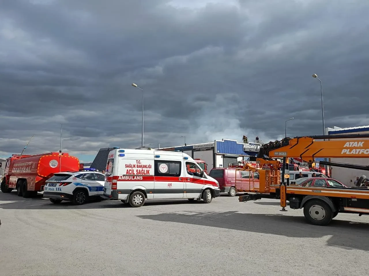 Kayseri'nin Kocasinan ilçesinde mobilya atölyesinde yangın çıktı