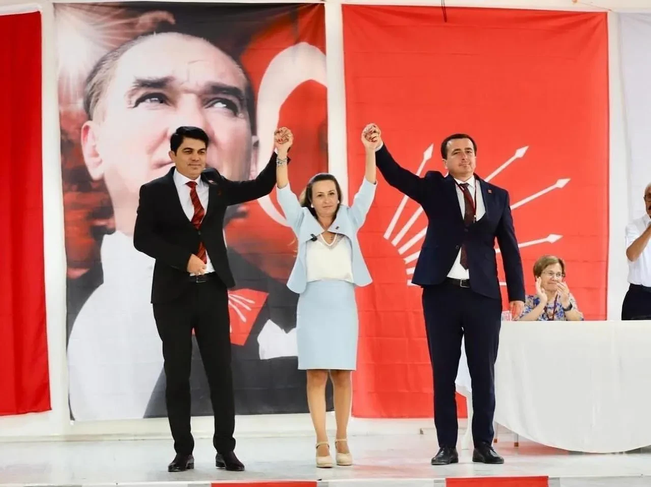 Sarıgöl CHP İlçe Kongresi’nde Nuri Sarı yeniden başkan seçildi