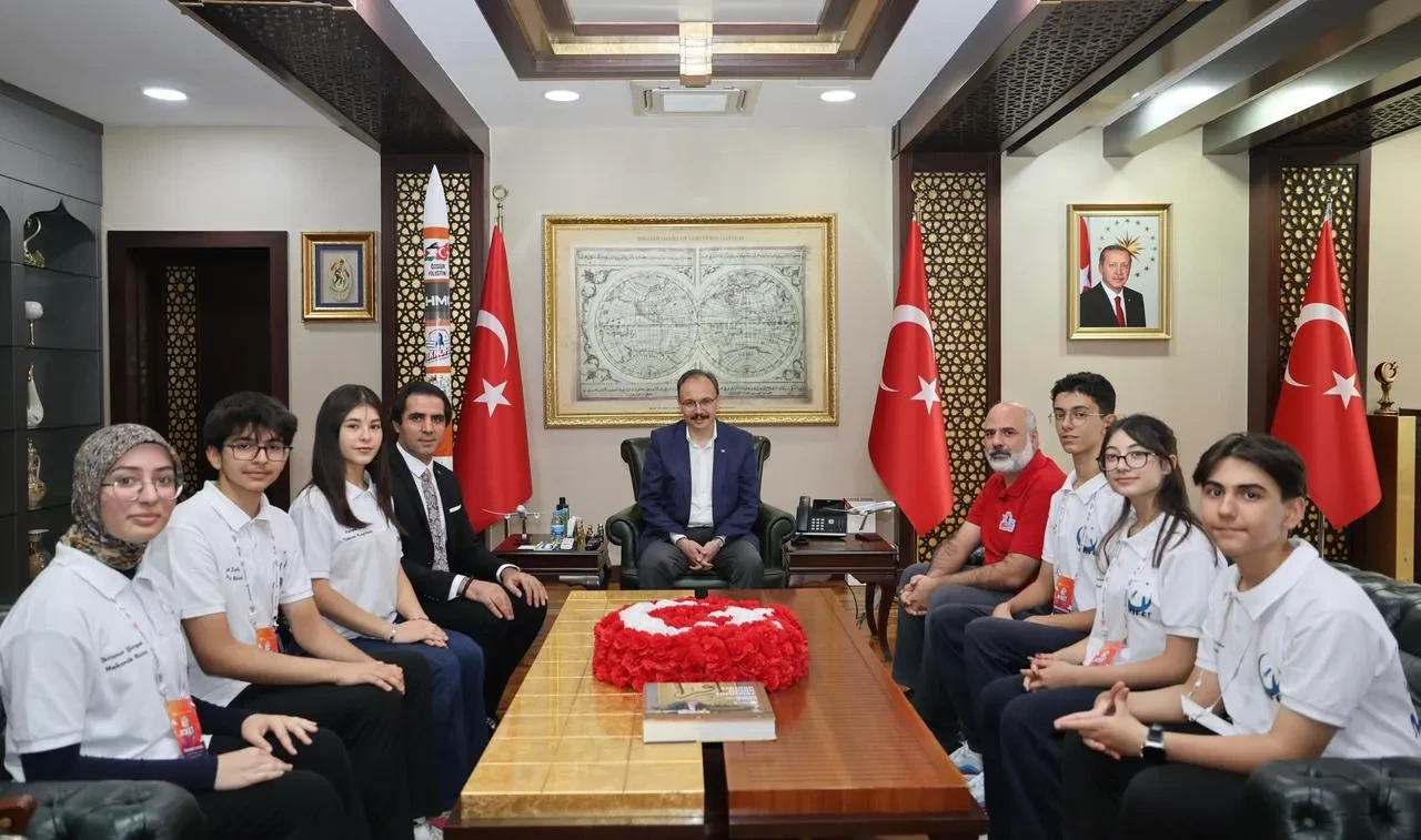 Siirt Valisi Kemal Kızılkaya, TEKNOFEST'te başarı gösteren Siirt Marifet Roket Takımını