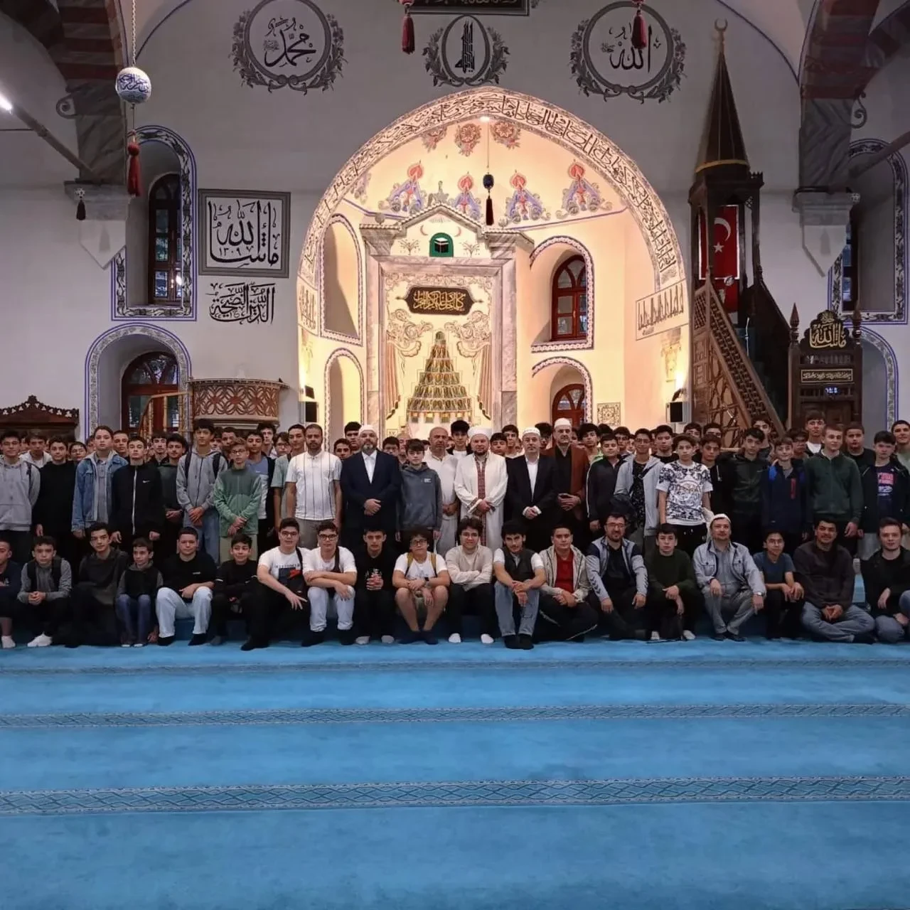 Gençler Sabah Namazı İçin Ulu Camii'de Bir Araya Geldi