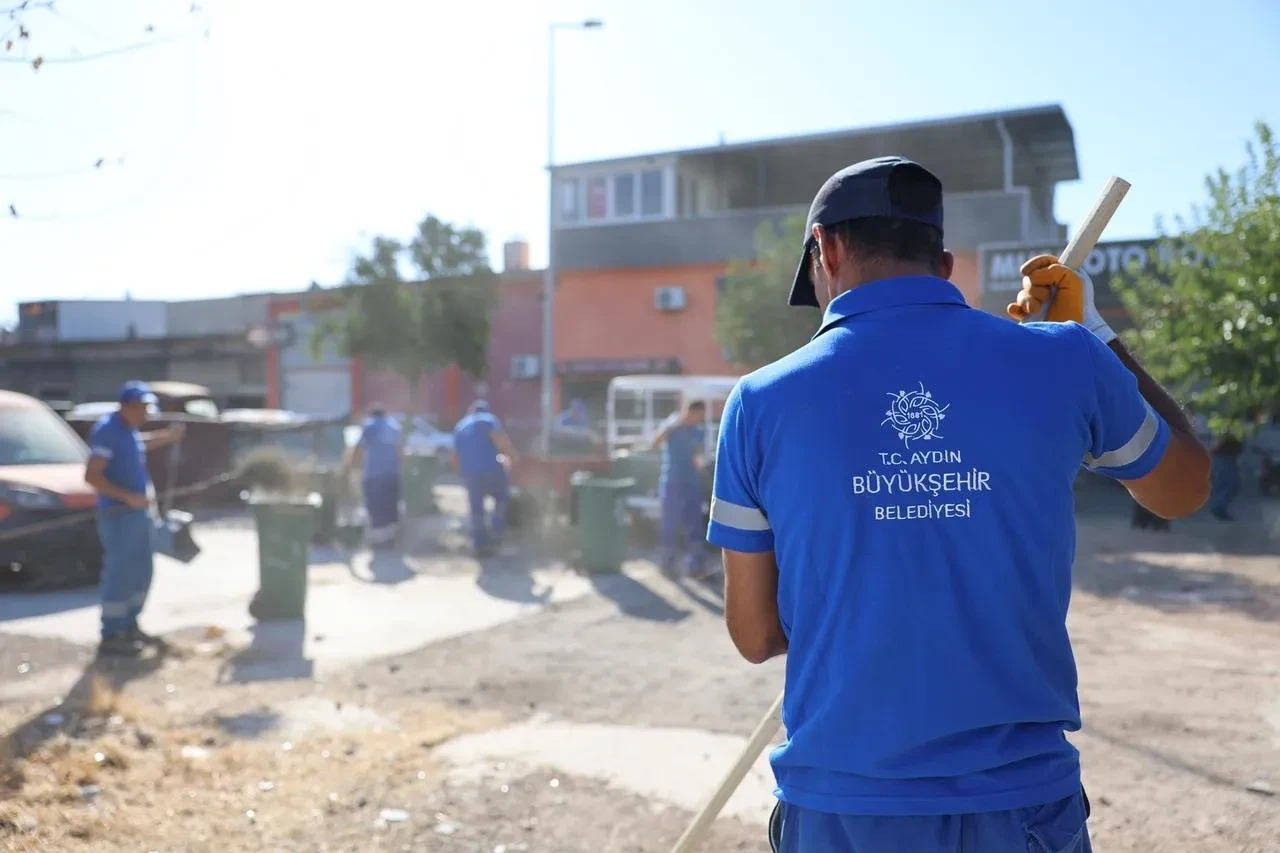 Aydın Büyükşehir Belediyesi sanayi sitelerinde temizlik çalışması yaptı