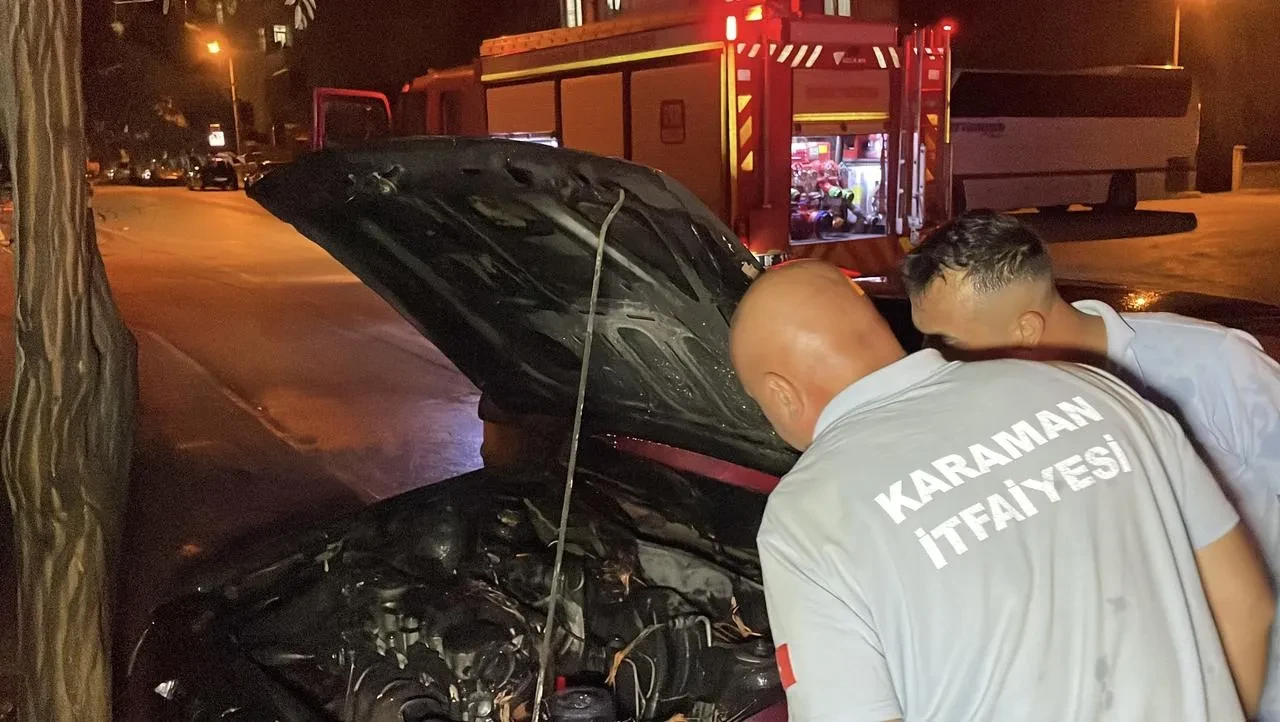 Karaman'da park halindeki otomobil kendiliğinden hareket ederek yandı