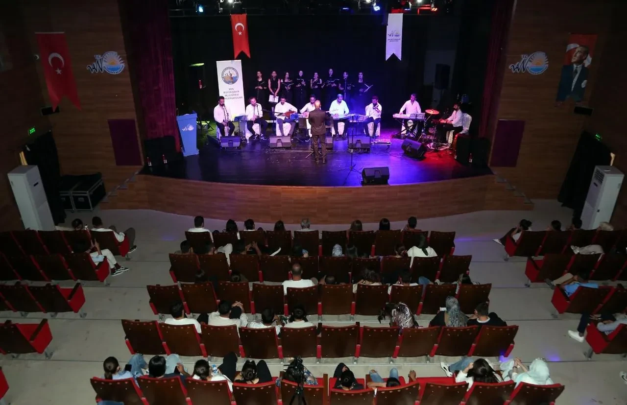 Van Büyükşehir Belediyesi Konservatuvarı Türk Halk Müziği konseri düzenledi