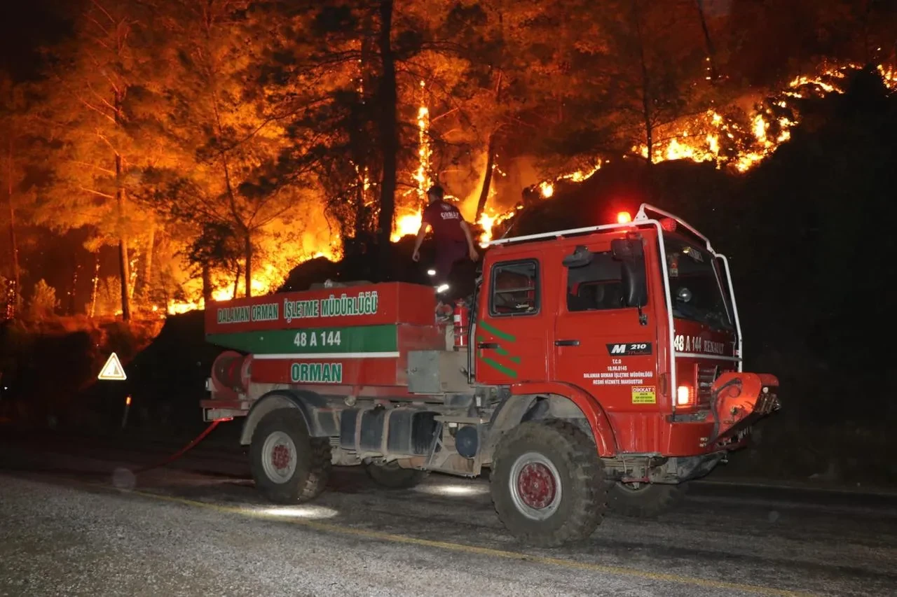 Köyceğiz yangınına şiddetli rüzgara rağmen yoğun müdahale devam ediyor