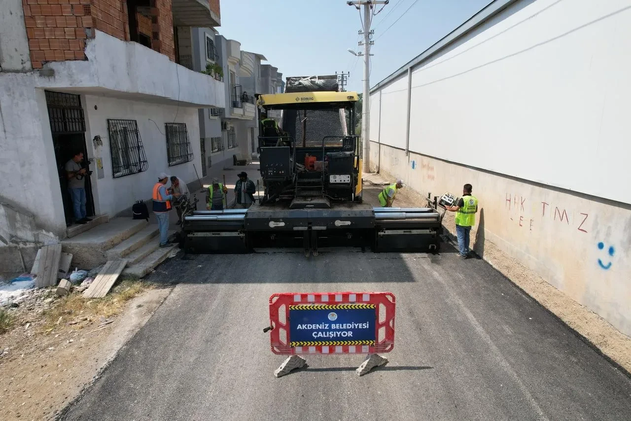 Akdeniz Belediyesi Yeşilçimen Mahallesi'nde Sıcak Asfalt Çalışması Başlattı