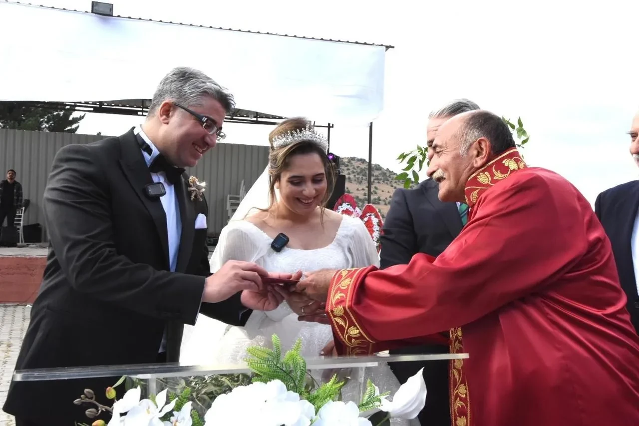 Şenkaya Belediye Başkanı Görbil Özcan kızının nikahını Şirankes Mesire Alanı'nda kıydı