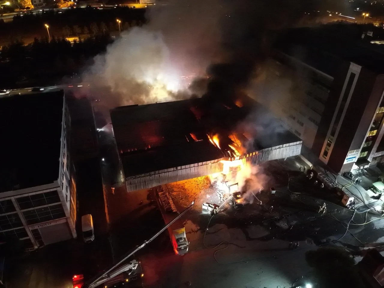 Başakşehir'de sevkiyat deposunda çıkan yangın itfaiye tarafından kontrol altına alındı