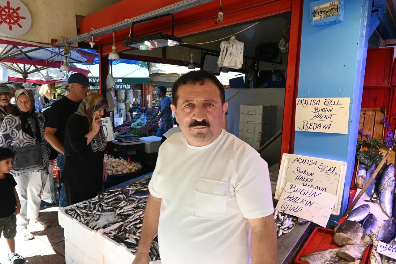 Eskişehir'de esnaflar hayrına 6 ton balık dağıttı