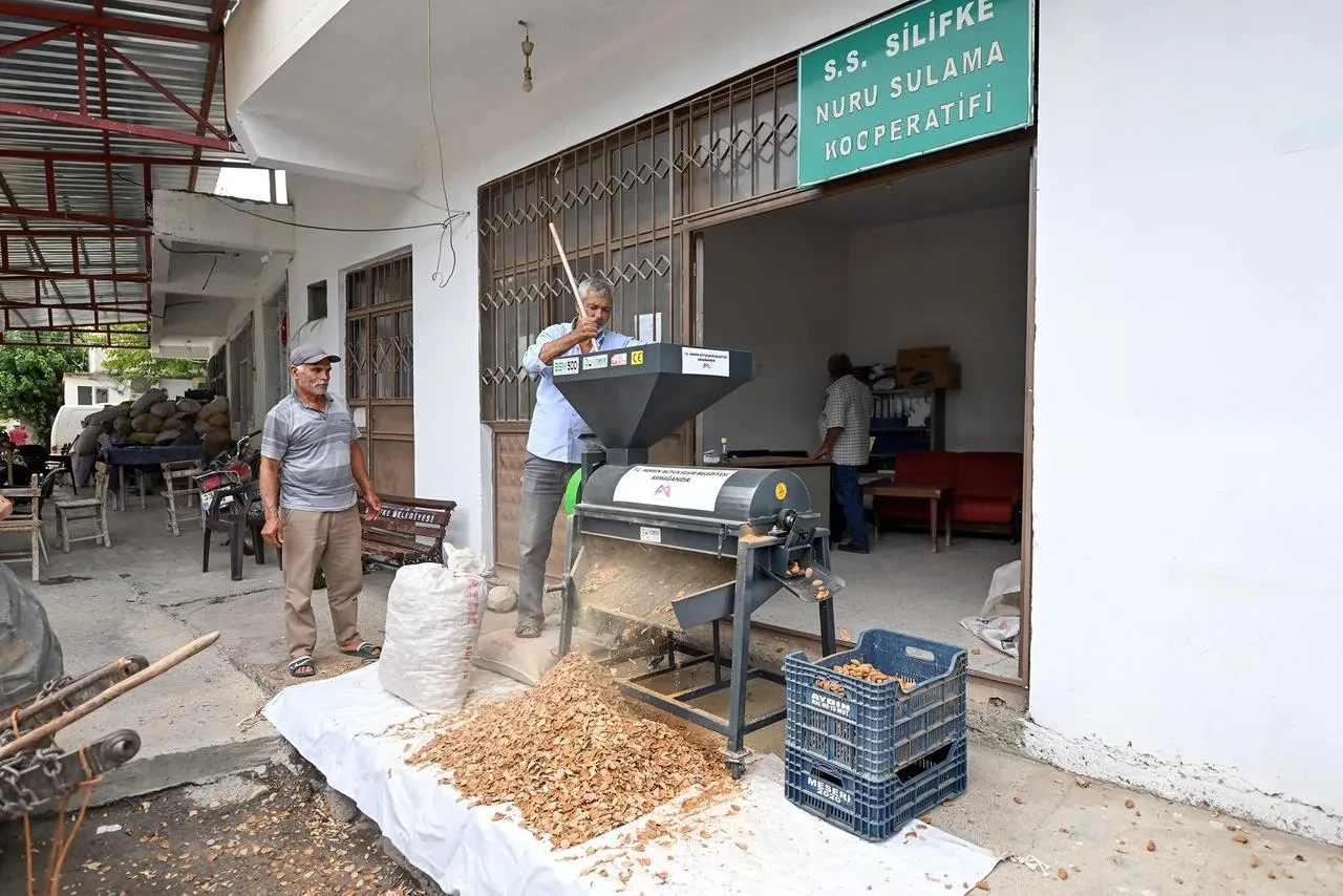 Mersin Büyükşehir Belediyesi üreticilere badem kabuk soyma makinesi desteği sağladı