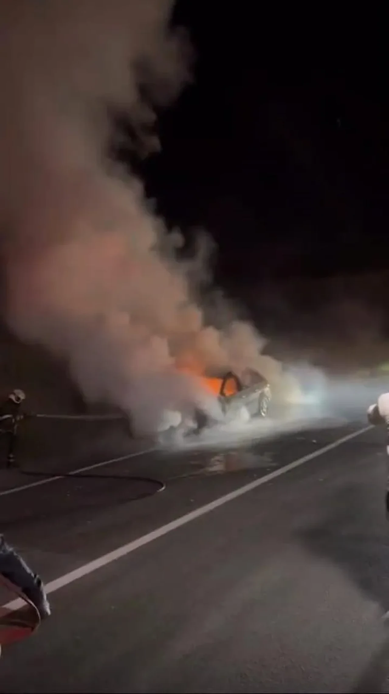 İnegöl'de otomobil yandı itfaiye müdahale etti hurdaya döndü