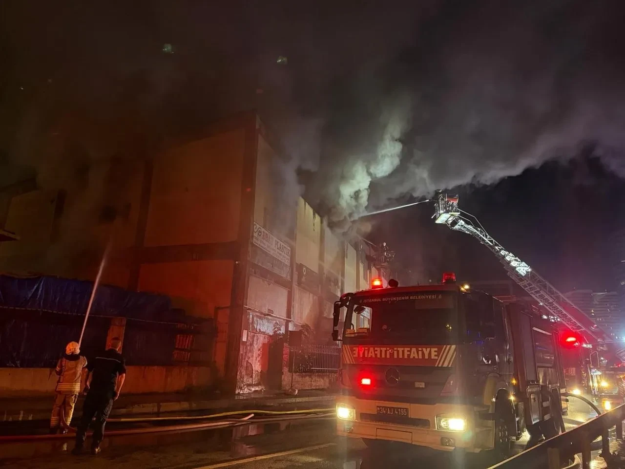 Başakşehir'de ESOT Sanayi Sitesi'nde plastik atölyesinde yangın çıktı