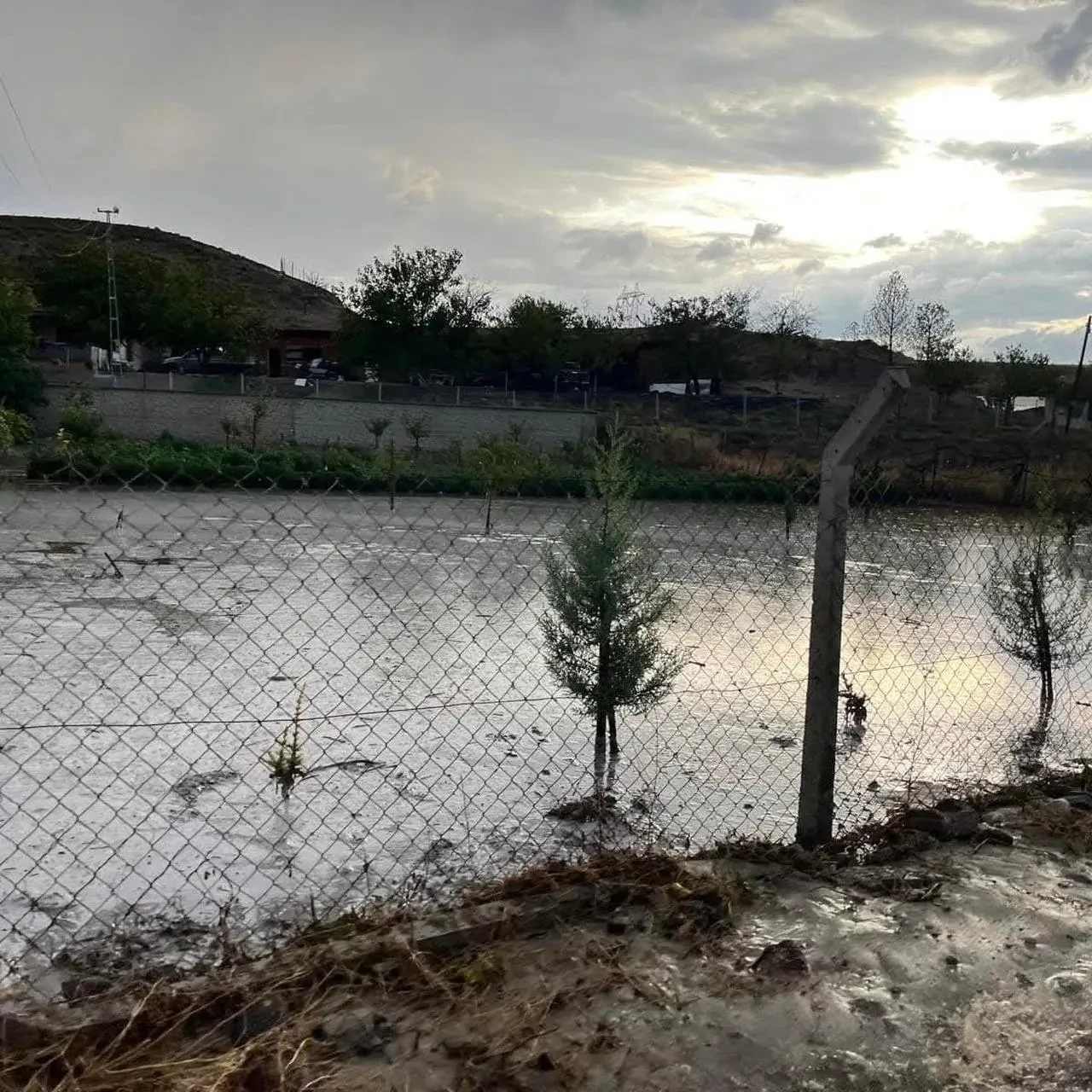 Ankara’nın Güdül ilçesinde sağanak yağış sele neden oldu