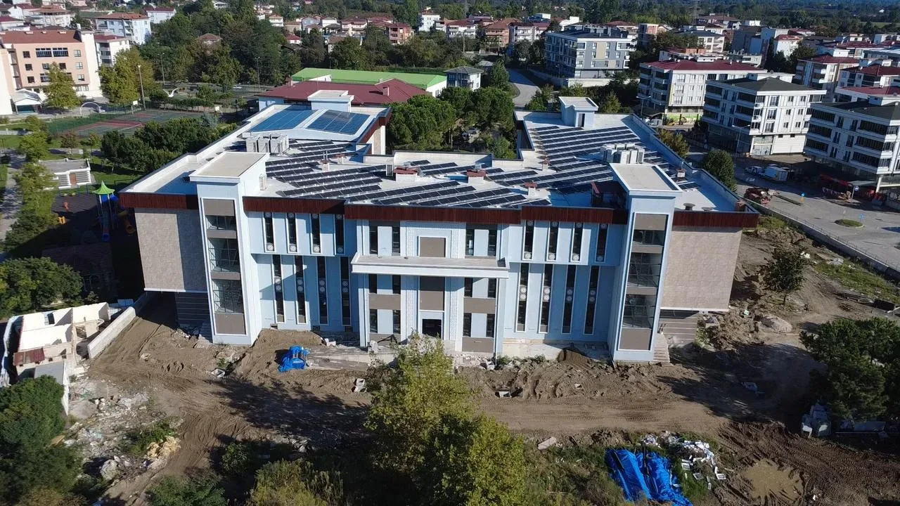 Yeni Çarşamba Hükümet Konağı enerjisini güneş panelleriyle üretecek