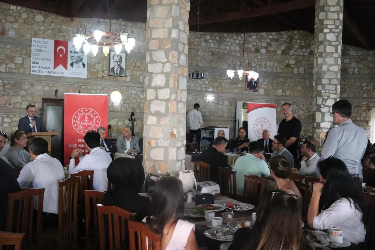 Edremit Kaymakamı Ahmet Odabaş eğitim yılı güvenlik toplantısı düzenledi