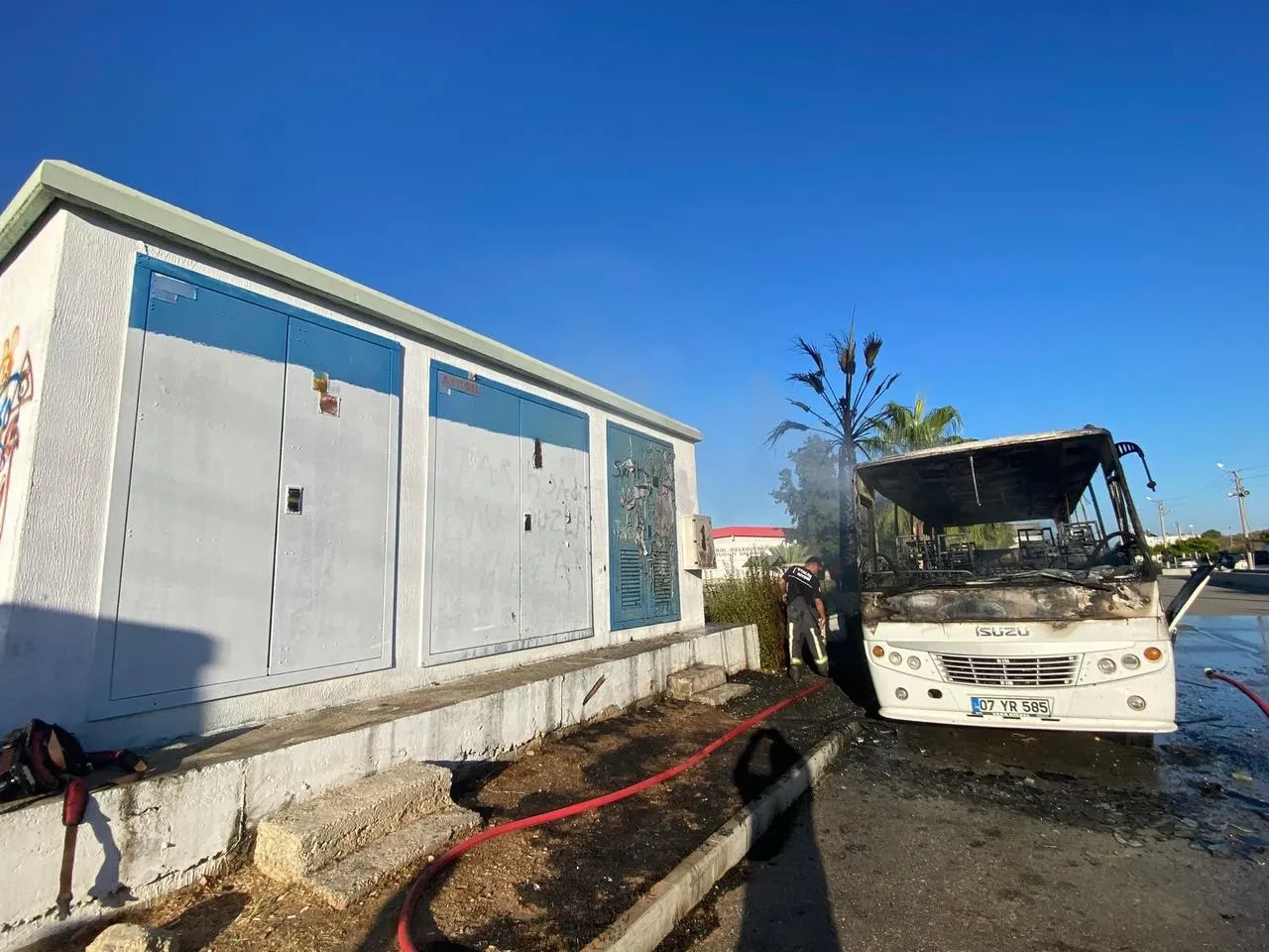 Antalya Serik’te park halindeki midibüs bilinmeyen nedenle yandı