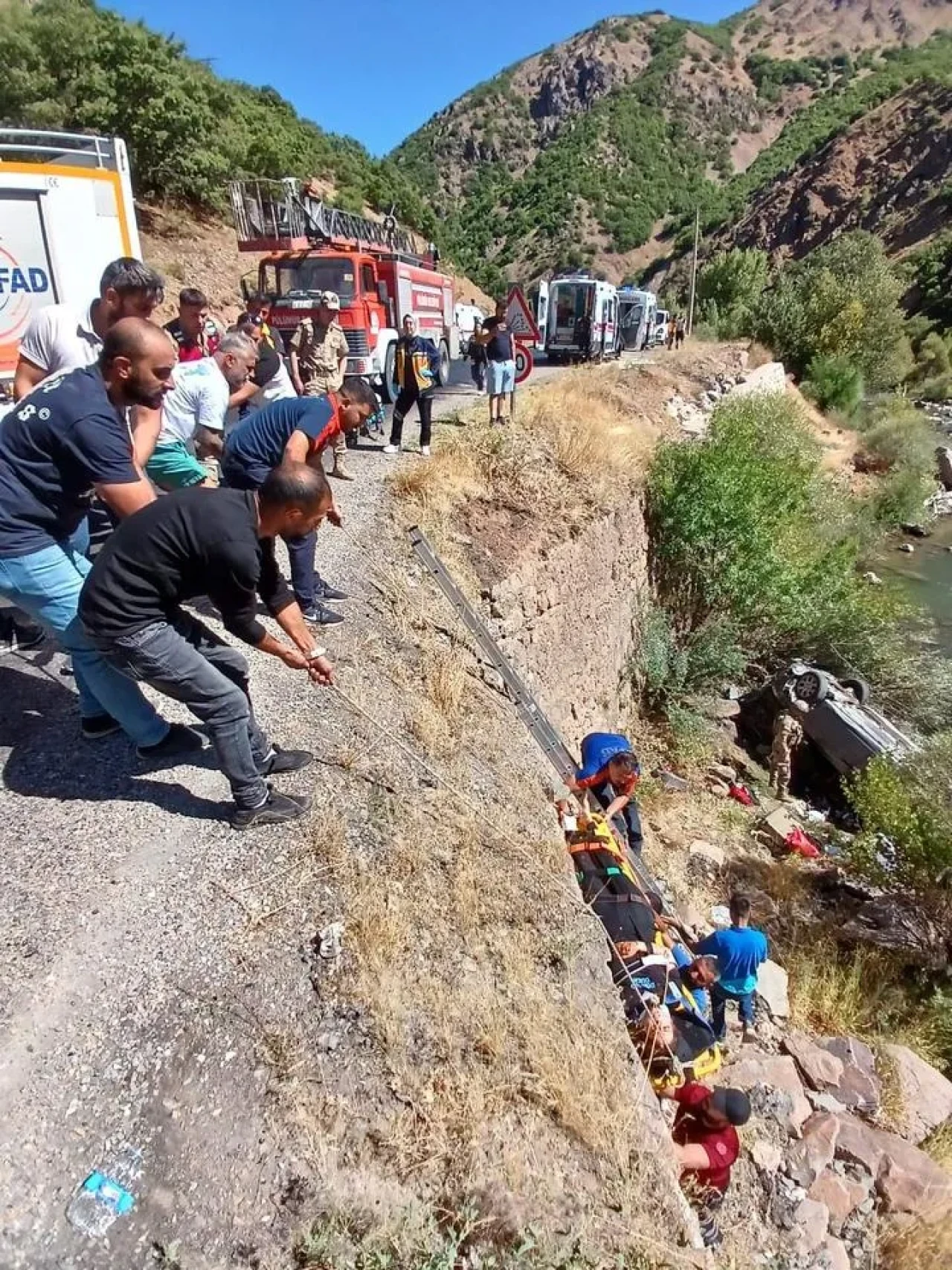 Tunceli’de otomobil uçuruma yuvarlandı üç kişi yaralandı