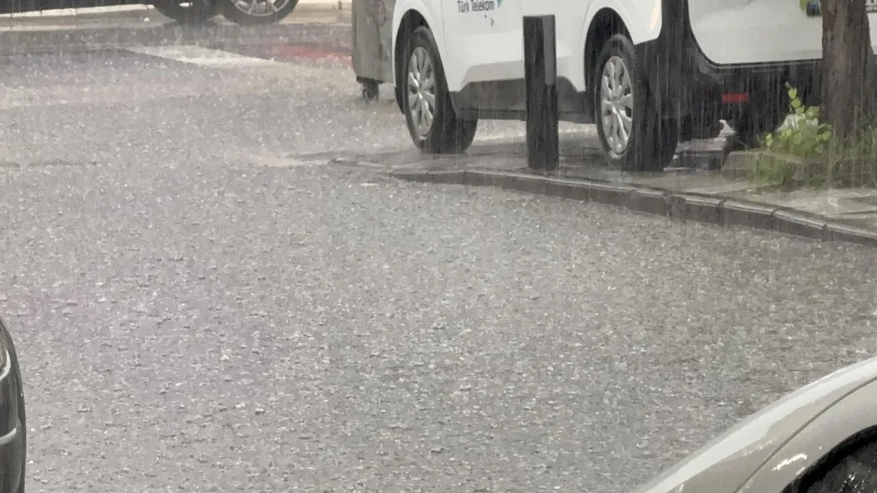 Düzce'de sağanak yağmur sokakları göle çevirdi.