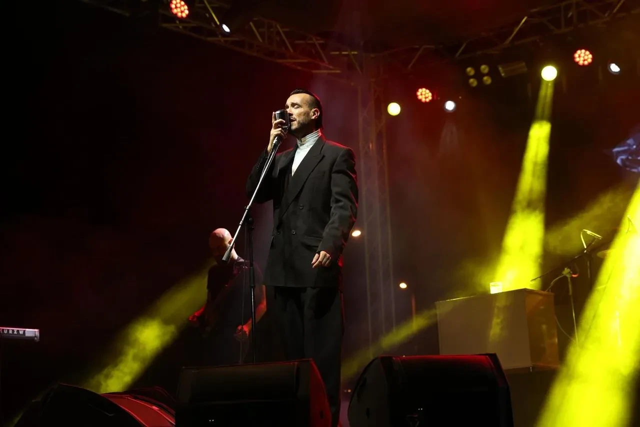 Cem Adrian Çivril Elma Festivali'nde binlerce kişiye unutulmaz bir gece yaşattı