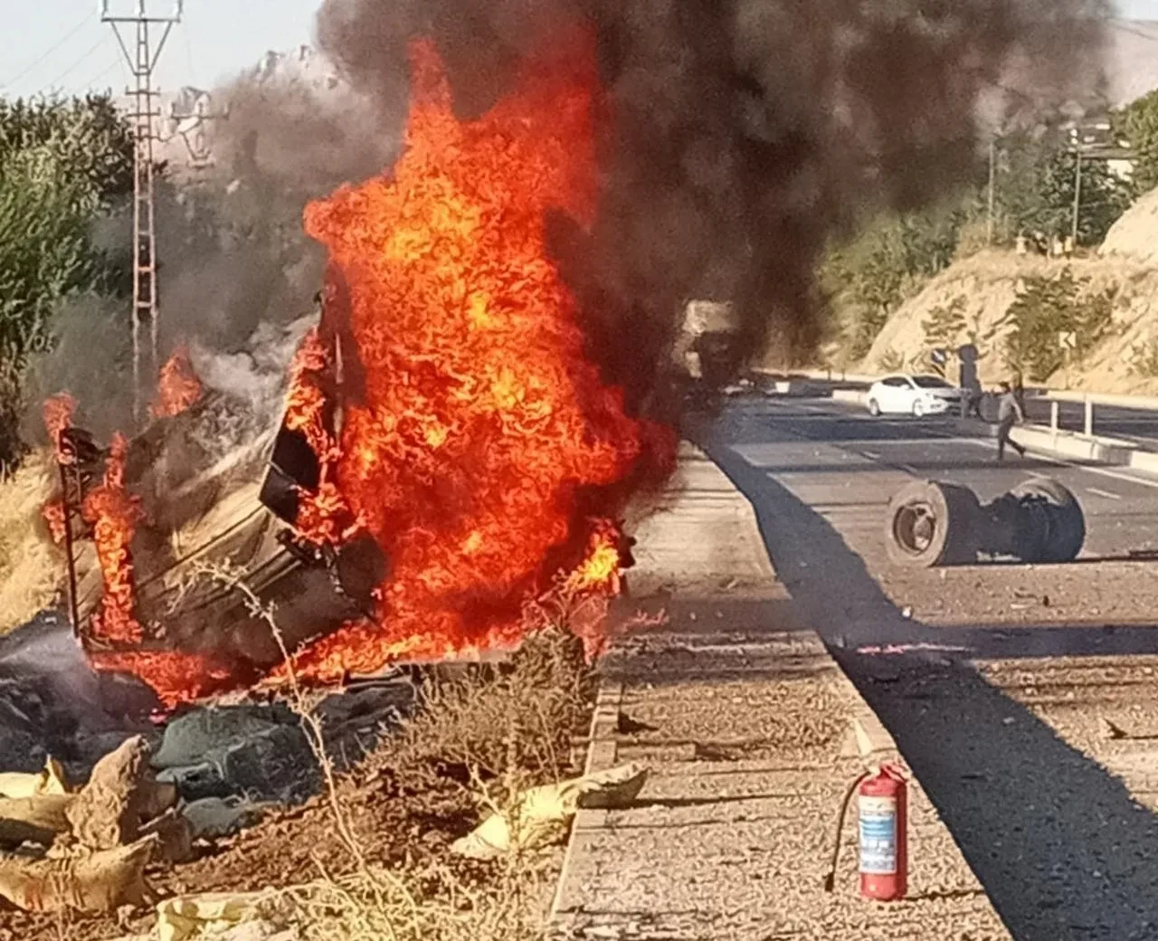Malatya'nın Darende ilçesinde tır otobüse çarptı ve dereye devrildi