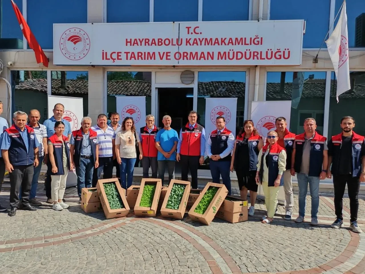 Tekirdağ'ın Hayrabolu ilçesinde genç çiftçilere fide dağıtımı yapıldı